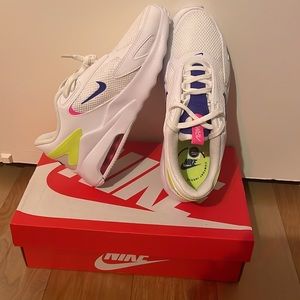woman’s NIKE AIR MAX BOLT